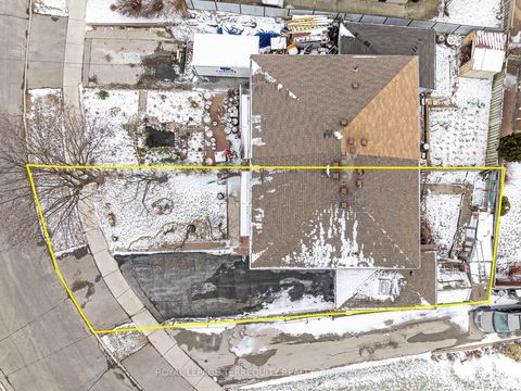 Photo 31 at 8 Sonnet Court, Rustic, Toronto