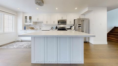 Photo 8 at 11 Royal Manor Crescent, Doncrest, Richmond Hill