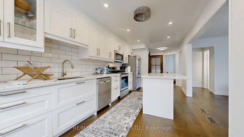 Photo 9 at 11 Royal Manor Crescent, Doncrest, Richmond Hill