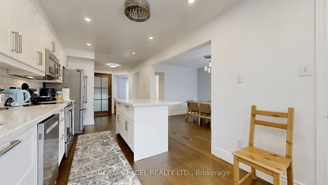 Photo 10 at 11 Royal Manor Crescent, Doncrest, Richmond Hill