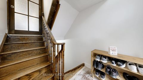 Photo 11 at 11 Royal Manor Crescent, Doncrest, Richmond Hill