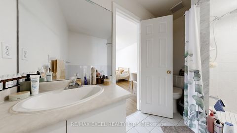 Photo 16 at 11 Royal Manor Crescent, Doncrest, Richmond Hill