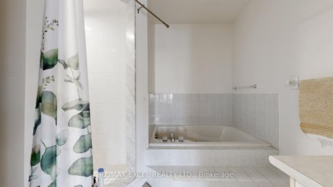 Photo 17 at 11 Royal Manor Crescent, Doncrest, Richmond Hill