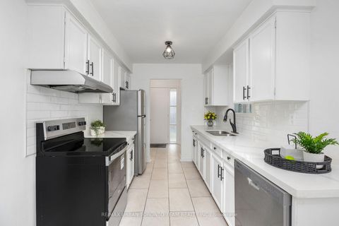 Photo 7 at 12 Wardencourt Drive, Sullivan, Toronto