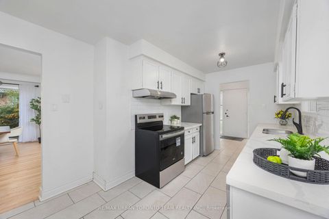 Photo 8 at 12 Wardencourt Drive, Sullivan, Toronto