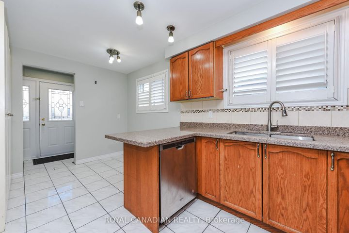 Photo 6 at 7566 Lockington Crescent, Malton, Mississauga