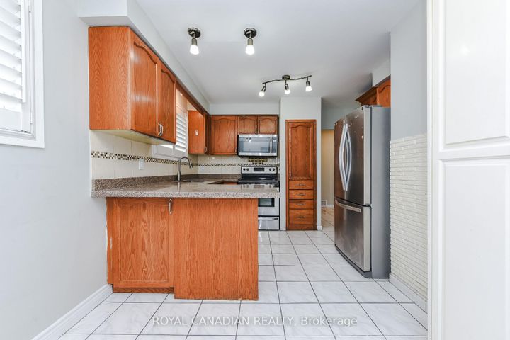 Photo 9 at 7566 Lockington Crescent, Malton, Mississauga