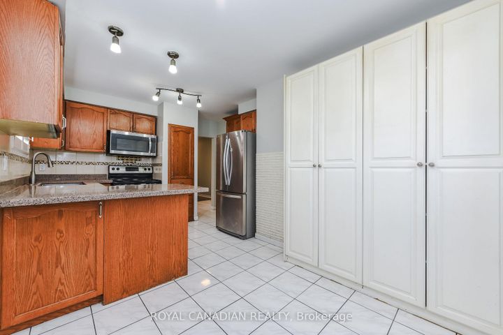 Photo 11 at 7566 Lockington Crescent, Malton, Mississauga