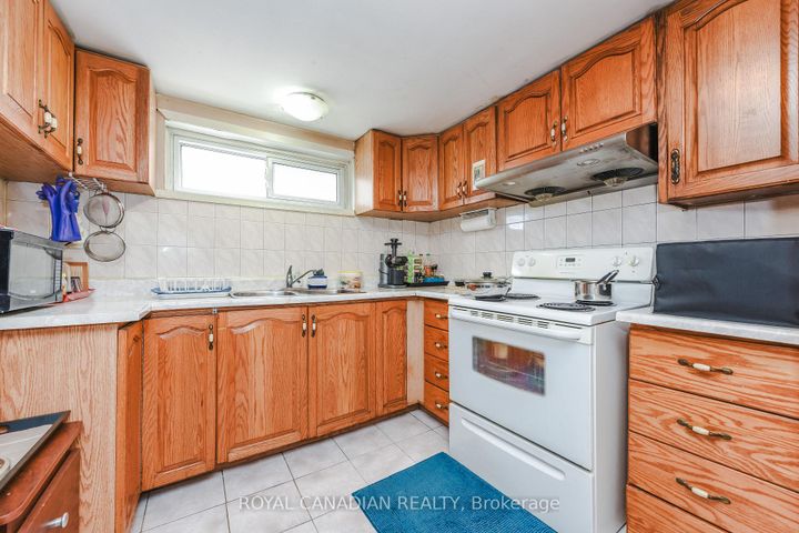 Photo 31 at 7566 Lockington Crescent, Malton, Mississauga