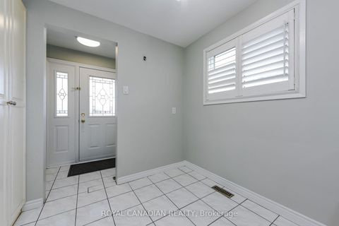 Photo 4 at 7566 Lockington Crescent, Malton, Mississauga