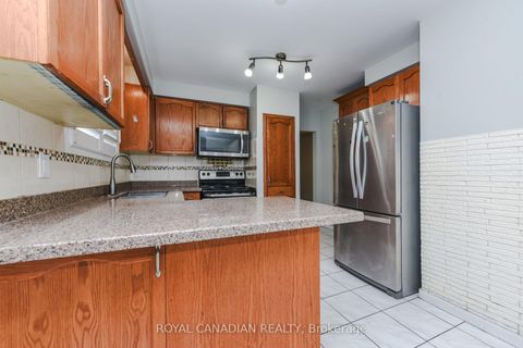 Photo 10 at 7566 Lockington Crescent, Malton, Mississauga