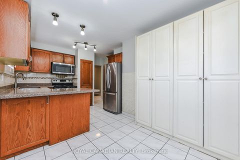 Photo 11 at 7566 Lockington Crescent, Malton, Mississauga