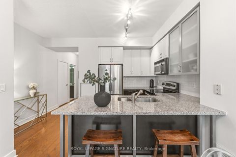 Photo 5 at 712 - 438 King Street W, Waterfront Communities C1, Toronto