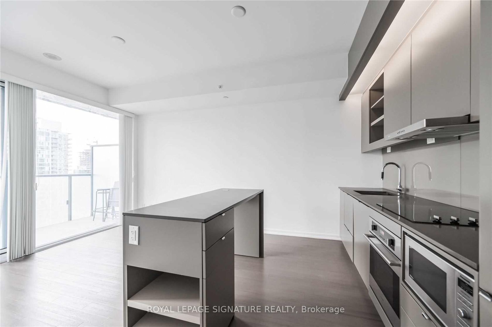 2007 - 101 Peter Street, Waterfront Communities C1, Toronto by Loree Meneguzzi Real Estate 2007 - 101 Peter Street, Waterfront Communities C1, Toronto