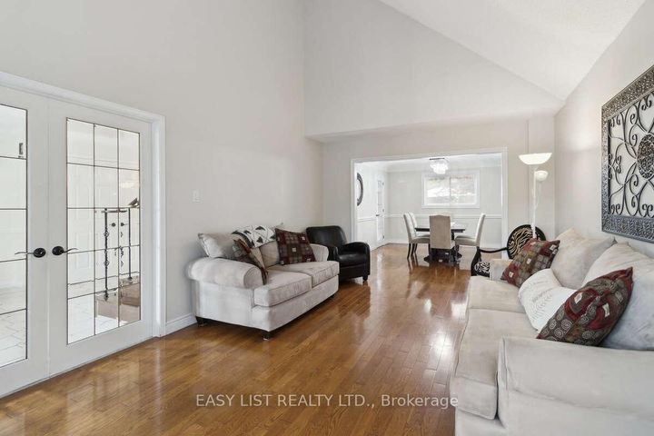 Photo 8 at 31 Bloomfield Trail, Oak Ridges, Richmond Hill