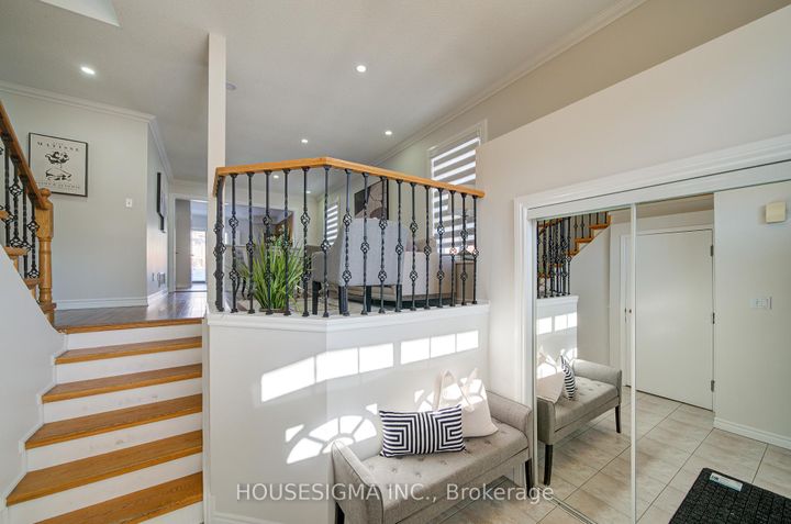 Photo 2 at 73 Brinkley Drive, Snelgrove, Brampton