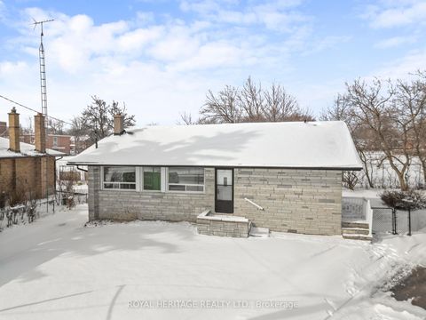 Photo 2 at 26 Kitson Drive, Cliffcrest, Toronto