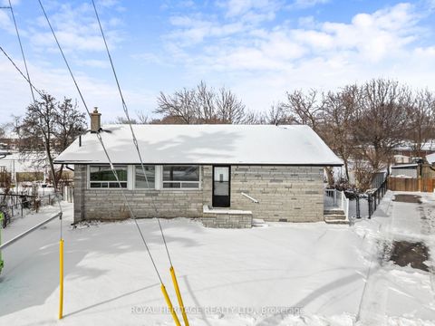 Photo 3 at 26 Kitson Drive, Cliffcrest, Toronto
