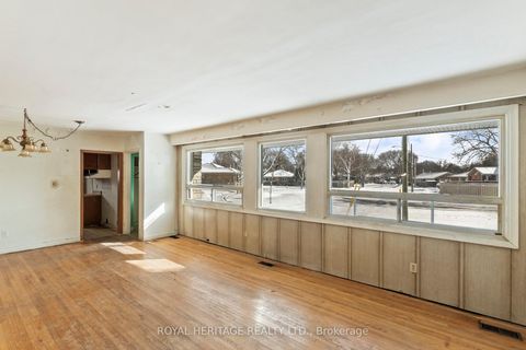 Photo 8 at 26 Kitson Drive, Cliffcrest, Toronto