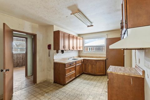 Photo 10 at 26 Kitson Drive, Cliffcrest, Toronto