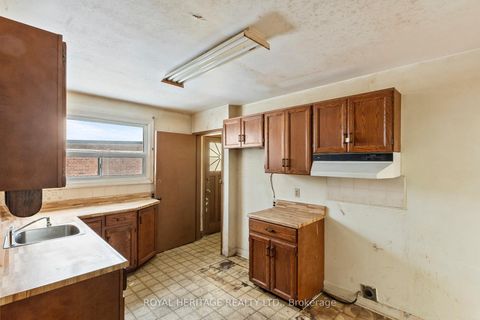 Photo 11 at 26 Kitson Drive, Cliffcrest, Toronto