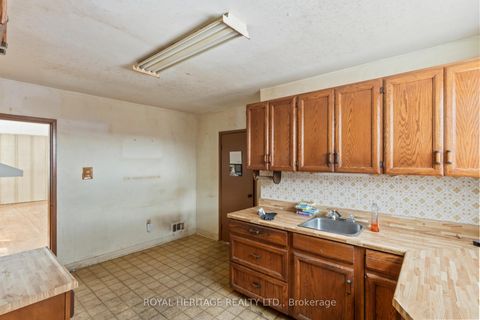 Photo 12 at 26 Kitson Drive, Cliffcrest, Toronto