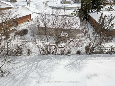 Photo 32 at 26 Kitson Drive, Cliffcrest, Toronto