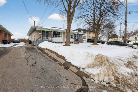 Photo 2 at 6 Ailsa Craig Court, Branson, Toronto