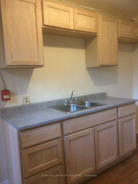 Photo 13 at 320 Elgin Street W, McLaughlin, Oshawa