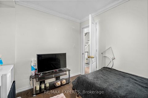 Photo 5 at 173 ROSANNA Crescent, Maple, Vaughan