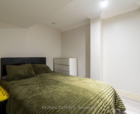 Photo 32 at 173 ROSANNA Crescent, Maple, Vaughan