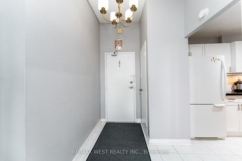 Photo 3 at 612 - 4062 Lawrence Avenue E, West Hill, Toronto