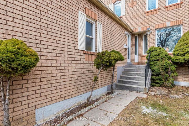 Photo 5 at 33 Pantages Court, Northgate, Brampton