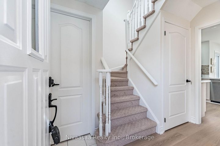 Photo 6 at 33 Pantages Court, Northgate, Brampton