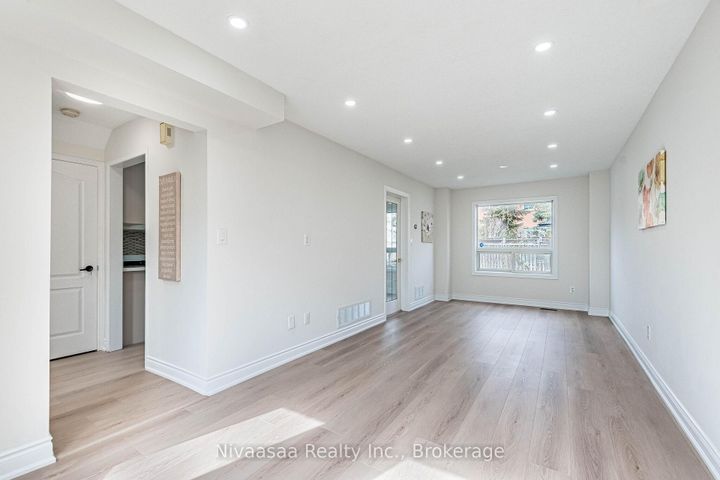 Photo 8 at 33 Pantages Court, Northgate, Brampton