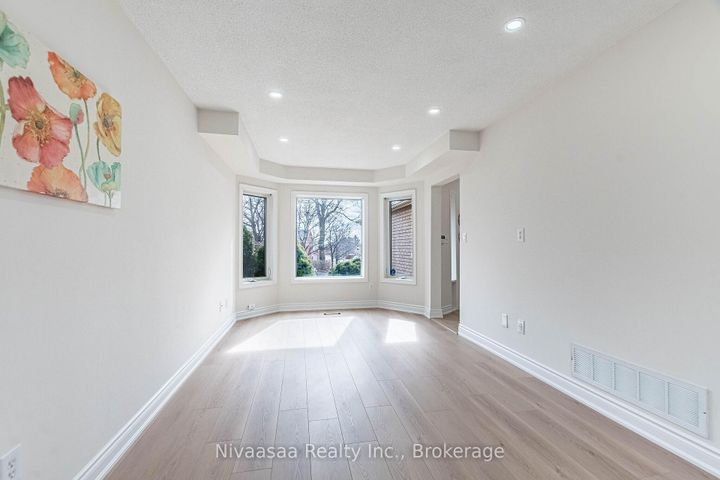 Photo 9 at 33 Pantages Court, Northgate, Brampton