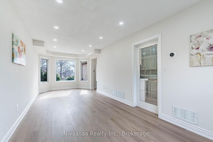 Photo 10 at 33 Pantages Court, Northgate, Brampton