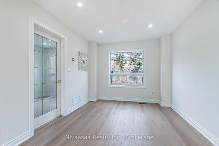 Photo 11 at 33 Pantages Court, Northgate, Brampton