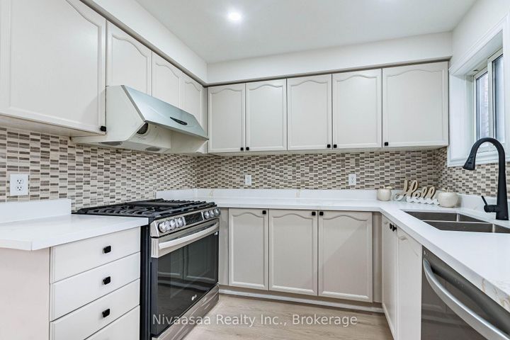 Photo 13 at 33 Pantages Court, Northgate, Brampton