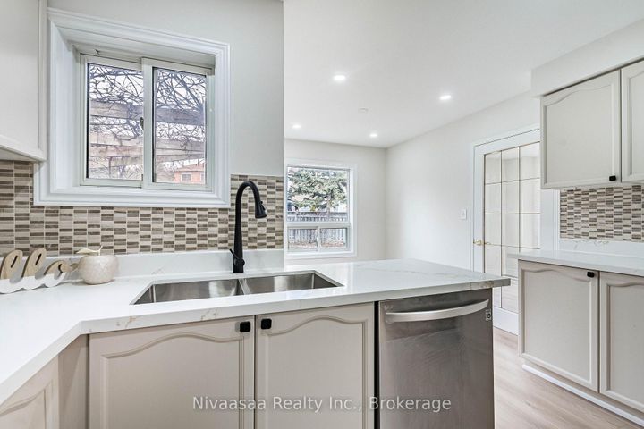 Photo 15 at 33 Pantages Court, Northgate, Brampton