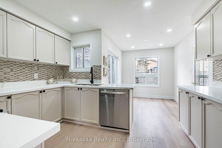 Photo 16 at 33 Pantages Court, Northgate, Brampton