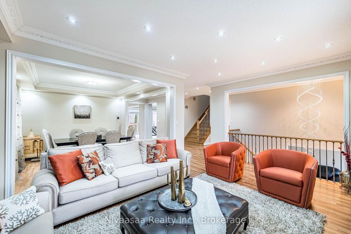 Photo 8 at 15 Picasso Drive, Bram East, Brampton