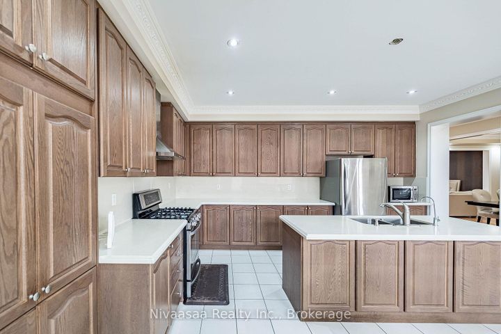 Photo 16 at 15 Picasso Drive, Bram East, Brampton