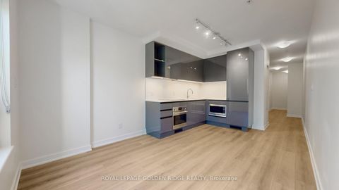 Photo 14 at 224 - 377 Madison Avenue, Casa Loma, Toronto