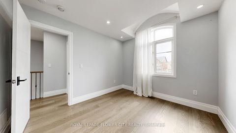 Photo 32 at 642 Sweetwater Crescent, Glenway Estates, Newmarket