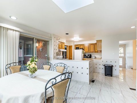 Photo 9 at 7497 Middleshire Drive, Malton, Mississauga