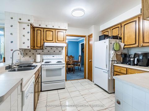 Photo 11 at 7497 Middleshire Drive, Malton, Mississauga