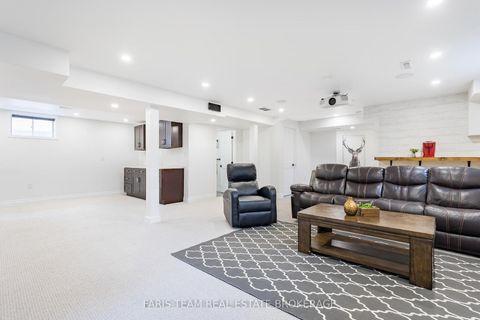 Photo 33 at 43 Auburn Court, Ardagh, Barrie