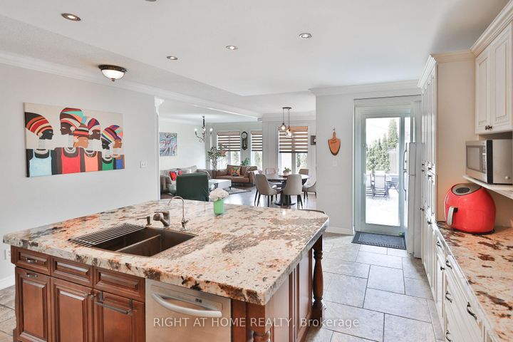 Photo 3 at 122 Red Cardinal Trail, Oak Ridges, Richmond Hill