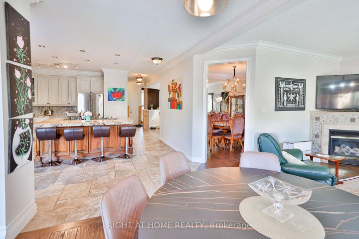 Photo 7 at 122 Red Cardinal Trail, Oak Ridges, Richmond Hill